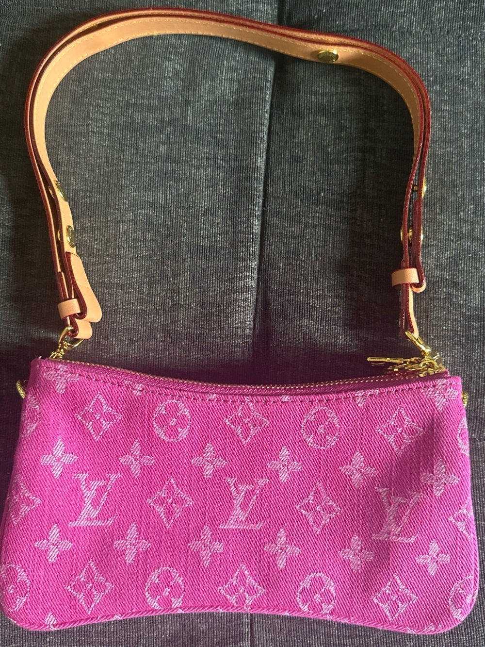 Lv monogram Poc - Picture 3 of 3